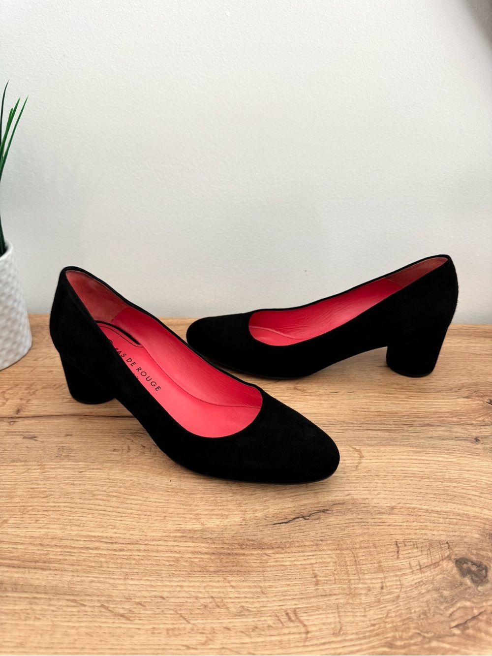 Pas de Rouge Black Suede Pumps Block Heel Made in Italy Size 39.5
